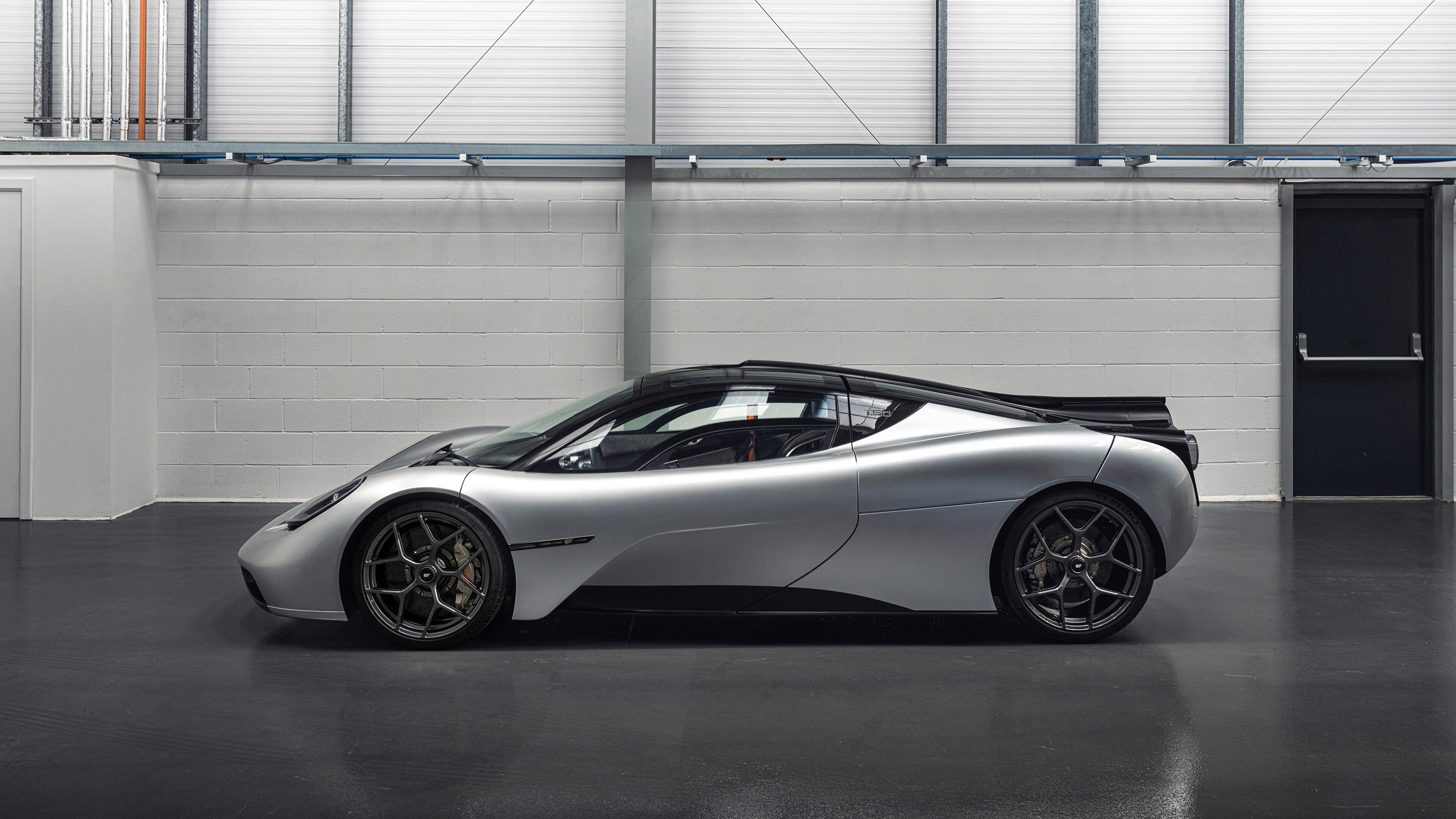 fb体育娱乐-湖人中锋荣膺最佳防守球员 引发球迷热议，湖人队最强中锋